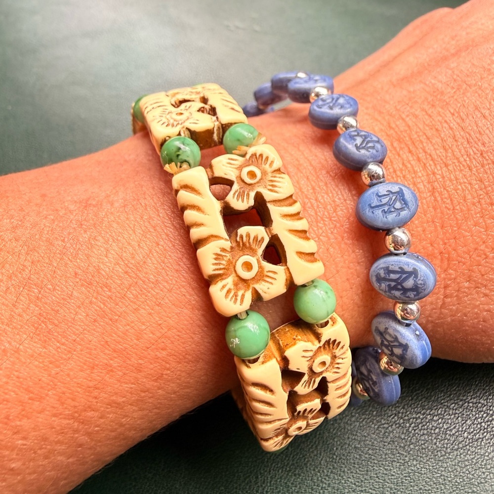 Stretch plastic bracelet, 2 Carved style Bracelet in Cream and Blue